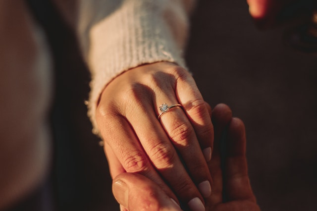 Idealny pierścionek zaręczynowy