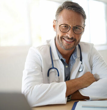 Jakie są przyczyny powstawania żylaków kończyn dolnych: główne czynniki ryzyka i mechanizmy lekarz