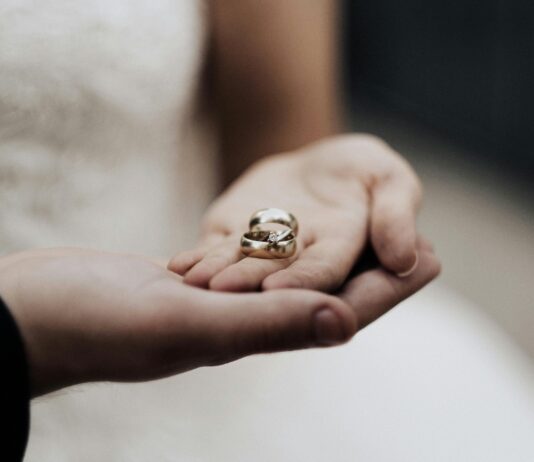 Jak dbać o obrączki z białego złota, aby zachowały swój blask na lata? Obrączki z białego złota